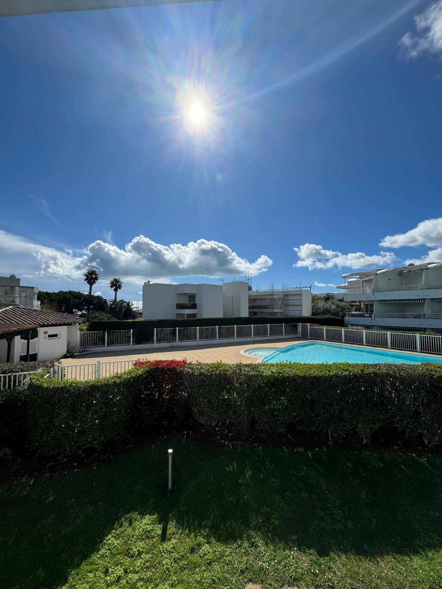 Appartemment Vue Mer Et Piscine Villeneuve-Loubet Exterior foto